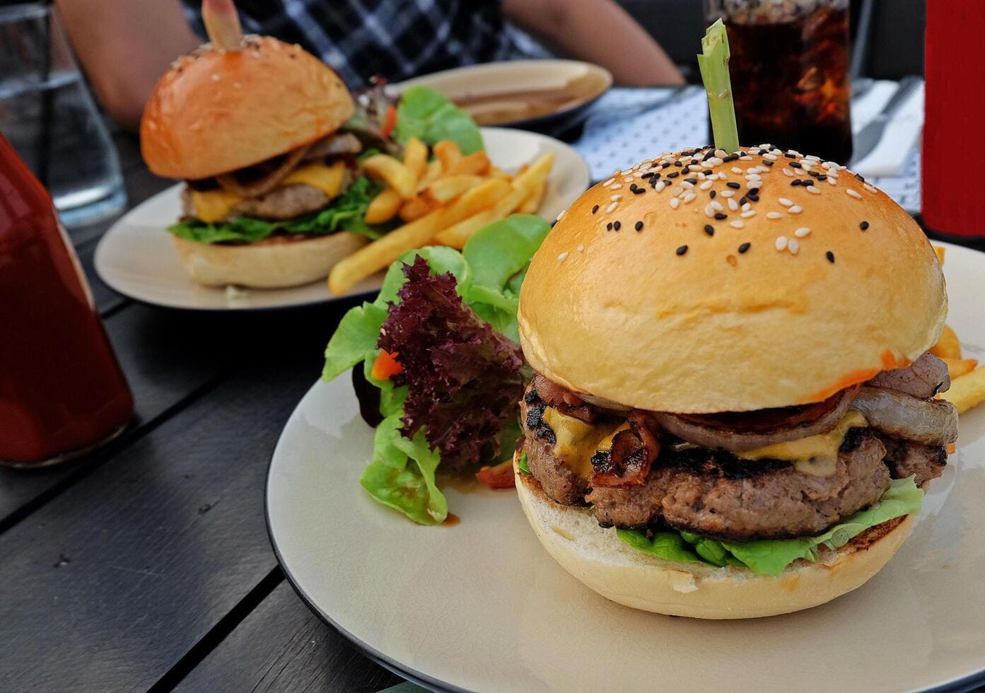 Burgery z frytkami i napojami